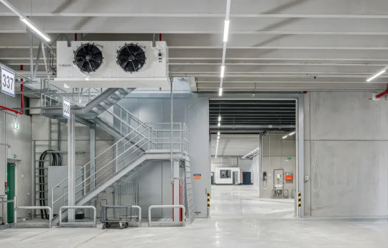 Fertiggestelltes Logistikgebäude mit hohen Decken und hellem Boden.