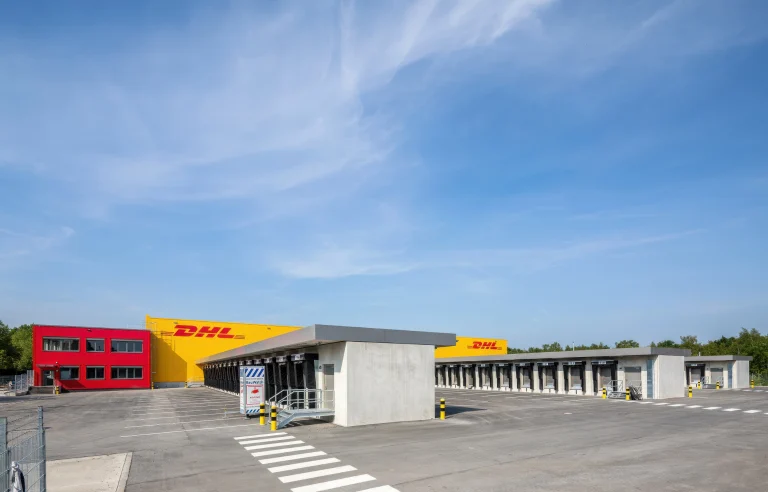 DHL-Logistikzentrum mit Laderampen