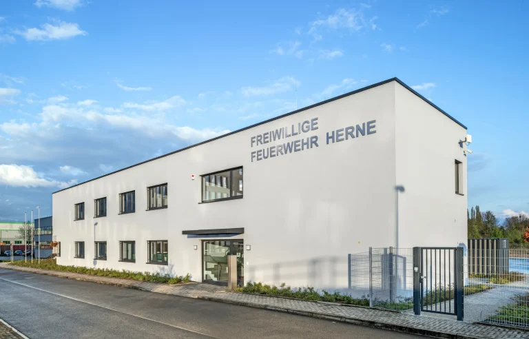 Neubau der Freiwilligen Feuerwehr Herne an einem sonnigen Tag
