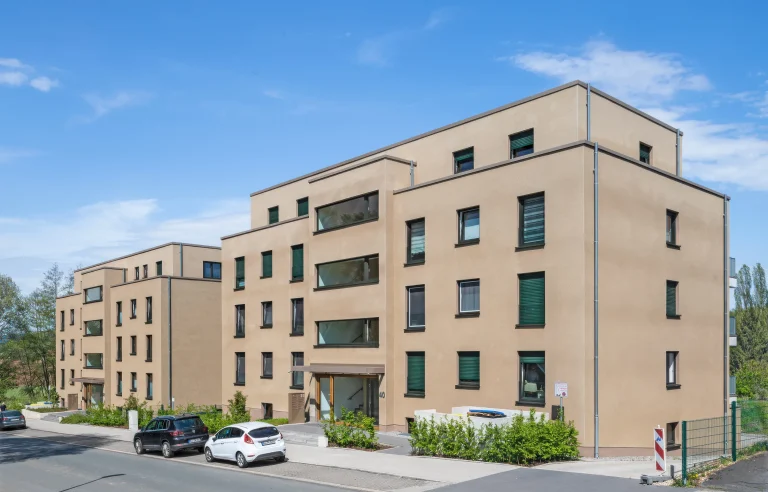 Straßenansicht eines Mehrfamilienhauses in der Havkenscheiderstraße.