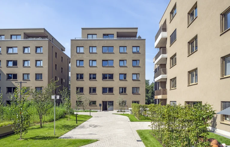 Moderne Wohnanlage mit mehreren mehrstöckigen Gebäuden und gepflegten Grünflächen